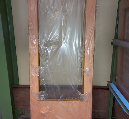 Deur 113 Bervens 232,5x93cm met glasopening. Gefineeerd.