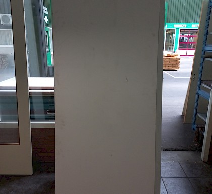 Deur 114 Massief 231,5x88 wit gegrond met licht beschadigingen.