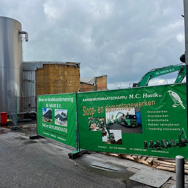 Havik sloopt enkele betonnen silo’s van 20 meter doorsnede