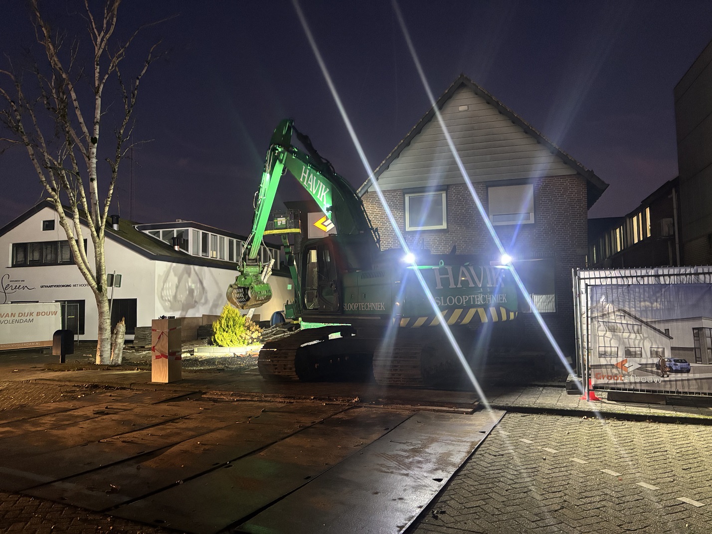 Havik sloopt pand aan de Bellstraat in Volendam.