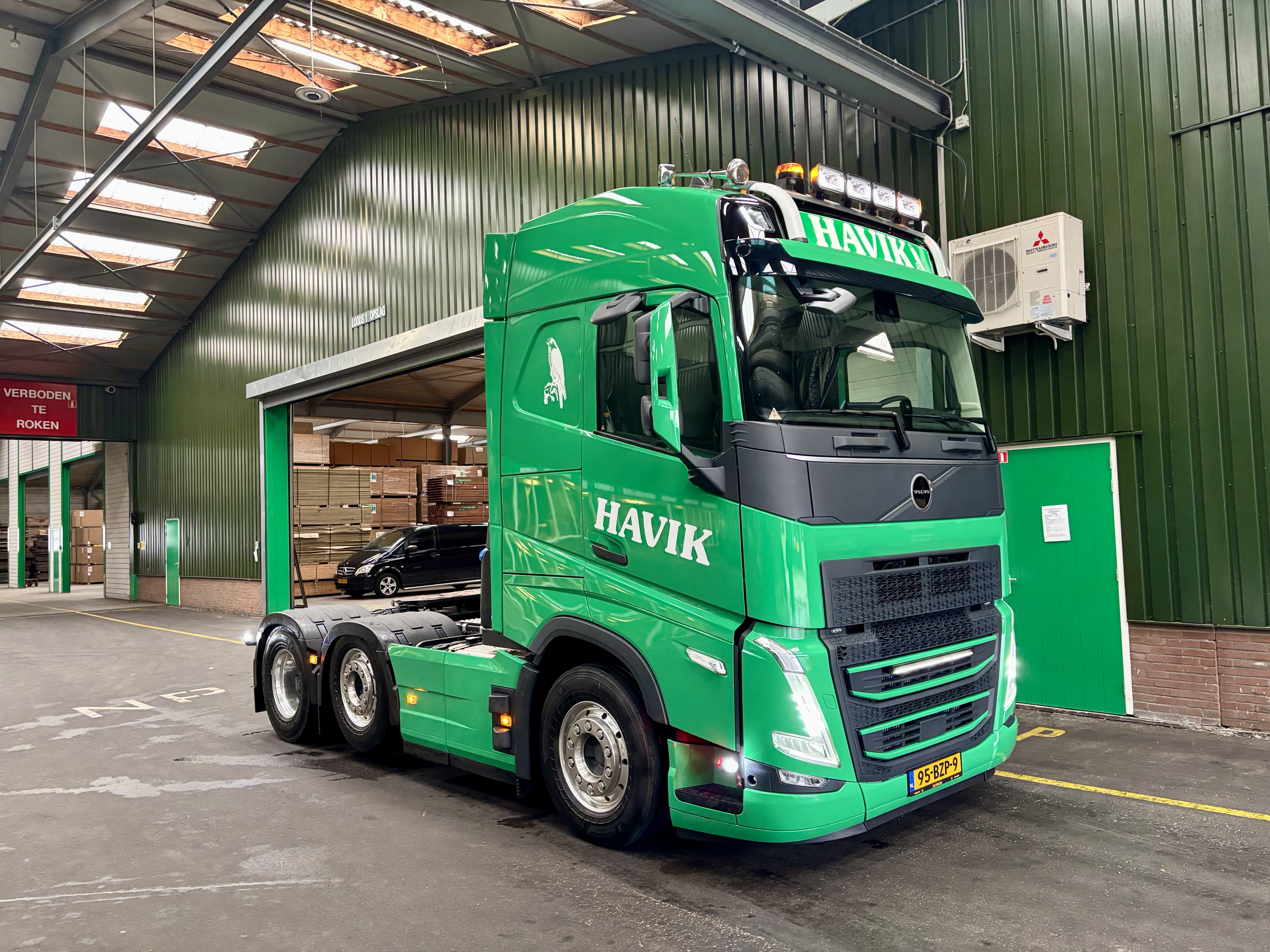 Havik neemt nieuwe Volvo FH540 in ontvangst.